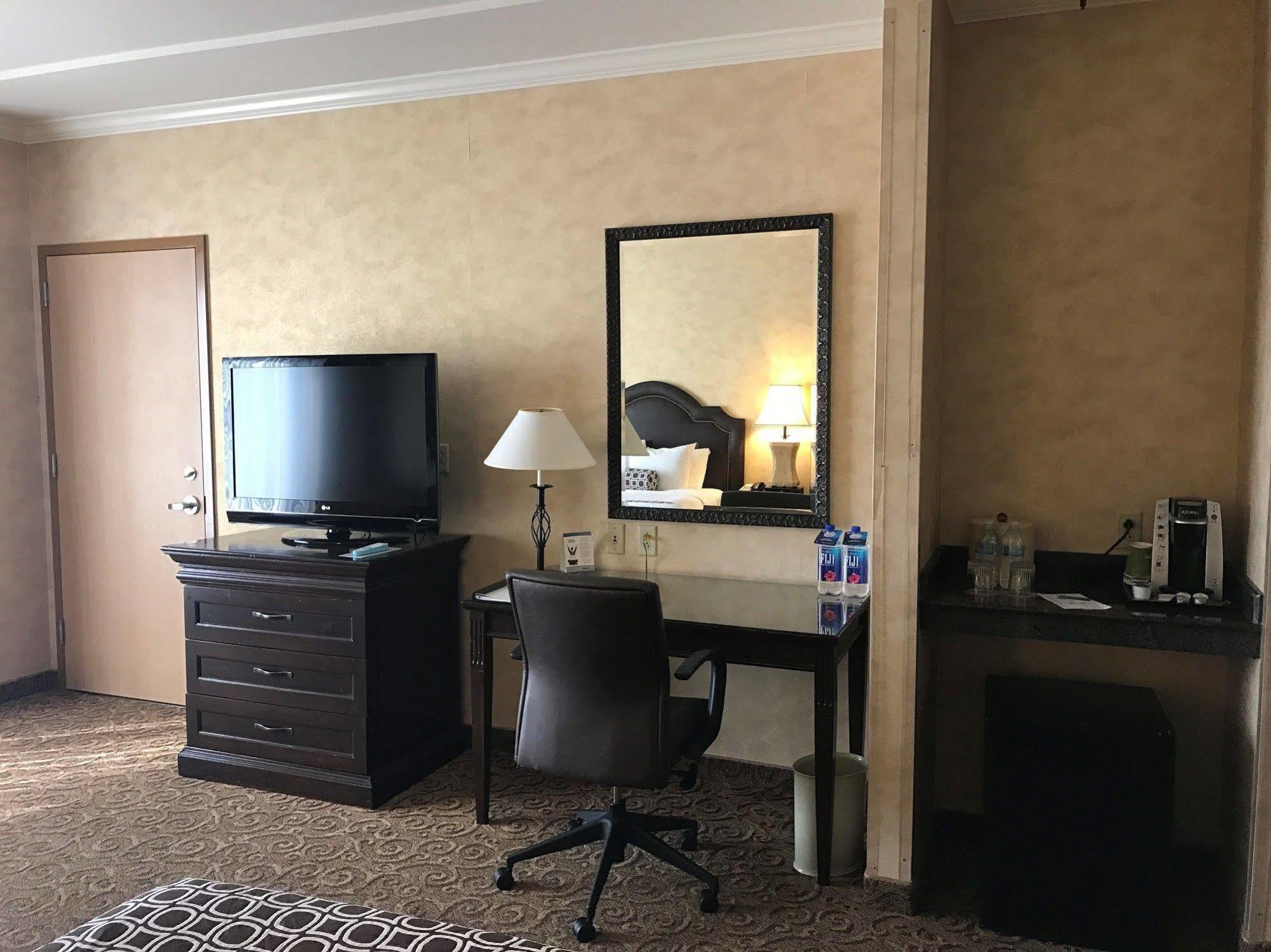 Delta Hotels By Marriott Anaheim Гарден Гров Экстерьер фото